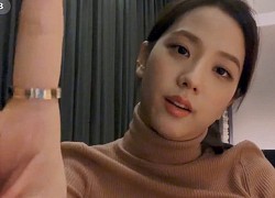 Giờ thì fan đã biết vì sao Jisoo (BLACKPINK) lại đeo chiếc nhẫn Cartier này nhiều đến thế