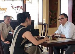 'Hướng dương ngược nắng': Đạo diễn gợi ý ông Quân bà Cúc nắm tay nhau, cặp đôi 'tình trong như đã mặt ngoài còn e'?