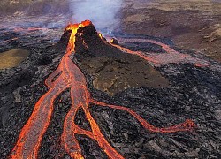 Khoảnh khắc núi lửa phun trào ở Iceland