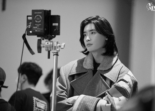 Lee Jong Suk ngày càng chuộng phong cách nữ tính