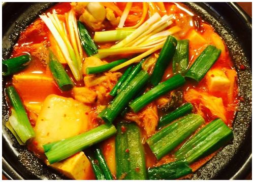 Mẹ làm canh gà nấu kim chi thơm ngon lạ miệng, cả nhà ăn hết nồi cơm