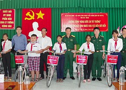 Tặng xe đạp cho học sinh Khmer khó khăn tại khu vực biên giới biển