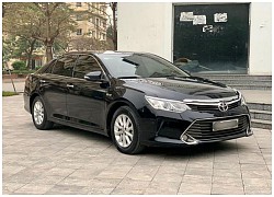 Toyota Camry 2.0E 2016 - sedan cũ giá hơn 700 triệu đồng