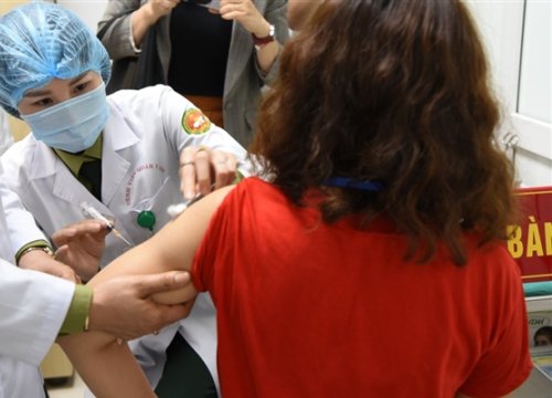 Tiêm mũi 2 thử nghiệm vaccine COVID-19 Nano Covax