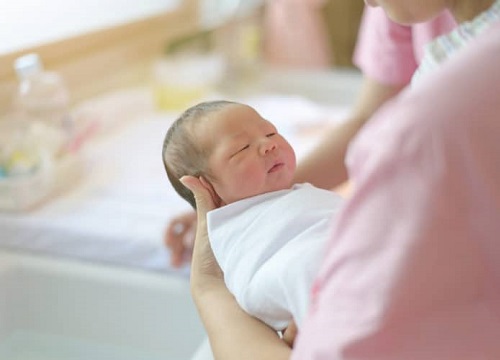 Bị người yêu phũ, cô gái bỏ trốn đi sinh con và dòng tin nhắn rơi nước mắt của mẹ sau 2 năm