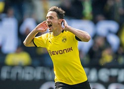 Cầu thủ Dortmund lập siêu phẩm sút bóng kiểu bọ cạp trên sân tập