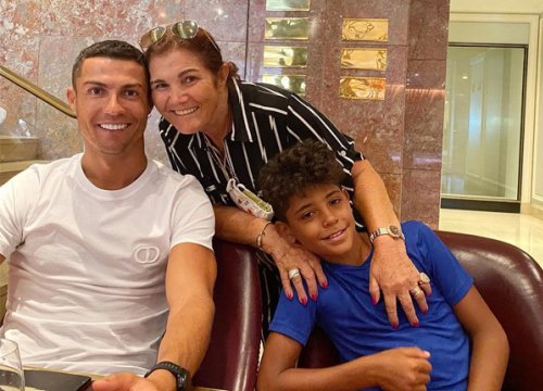 Con trai C. Ronaldo từng cầu xin bà nội đừng chết