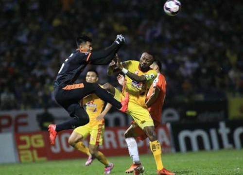 Hình ảnh cầu thủ V-League đá xấu tiếp tục lên báo nước ngoài