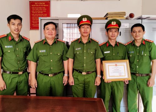 Khen thưởng đột xuất các tập thể và cá nhân trong "chiến dịch" cấp căn cước công dân gắn chíp