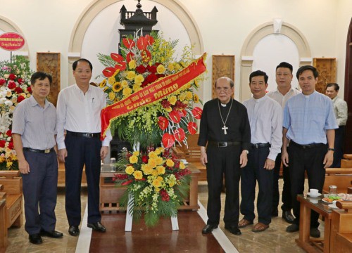 Lãnh đạo Ban Dân vận Thành ủy Hà Nội chúc mừng Tòa giám mục Hưng Hóa nhân dịp Lễ Phục sinh 2021