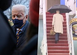 Mưa gió bão bùng, ông Joe Biden suýt trượt chân khi leo lên máy bay