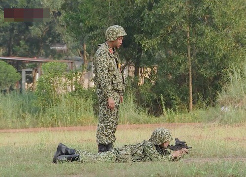 Mũi trưởng Long 'cục súc' với cả thế giới nhưng khi đối mặt Hậu Hoàng lại 'tự vả' và lắm khi dịu dàng