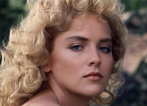 Sharon Stone âm thầm đi phá thai năm 18 tuổi