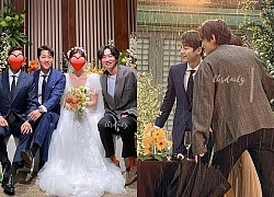 Song Joong Ki và Lee Kwang Soo lên đồ bảnh bao đi dự hôn lễ bạn, ai dè lại ở chính địa điểm cưới vợ cũ Song Hye Kyo