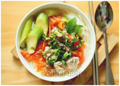 Canh sườn chua nấu dọc mùng ngọt mát ngon cơm