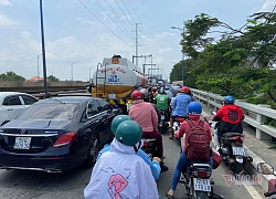 Cao tốc Long Thành, phà Cát Lái kẹt xe nghiêm trọng