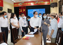 Chủ tịch Ủy ban Bầu cử TP Nguyễn Ngọc Tuấn kiểm tra tại quận Cầu Giấy: Tránh bỏ sót hoặc không đúng đối tượng cử tri