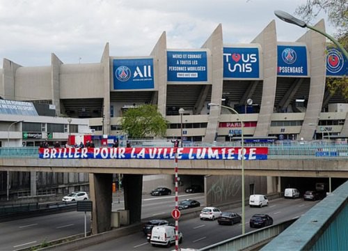 Fan PSG 'bơm' doping tinh thần cho đội chủ nhà bất chấp nguy hiểm