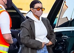 Kourtney Kardashian giản dị đưa con trai cưng đi chơi lúc tối muộn