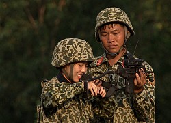 Mũi trưởng Long đắm đuối nhìn Hậu Hoàng làm trò, ánh mắt ngập tràn gian tình bảo sao fan mong sớm thành một cặp