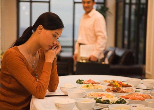 Nếu chàng có 4 "biểu hiện" này trong khi ăn, bạn nên suy nghĩ có nên hẹn hò tiếp không