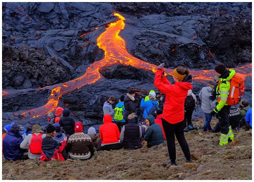 Núi lửa Iceland phun trào ngoạn mục, hút khách tới xem