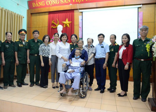 Bắc Giang: Hội Truyền thống Trường Sơn tặng xe lăn, hỗ trợ hội viên bị tai biến sức khỏe.