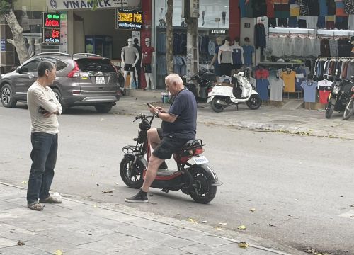 'Bố già' Ljupko Petrovic cưỡi xe điện đi dạo phố