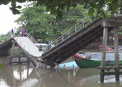 Cầu sập, xe tải chở hàng chục tấn nông sản rơi xuống sông