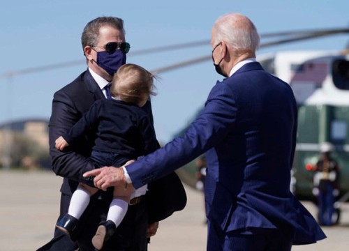 Con trai thuyết phục Biden ủng hộ mối tình với chị dâu