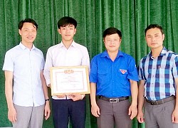 Khen thưởng học sinh không tham của rơi