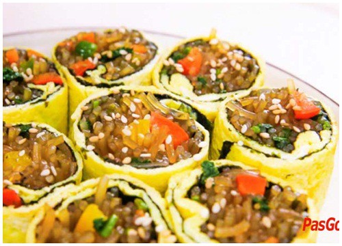 Khéo tay làm món Kimbap phiên bản miến trứng mới lạ