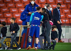 Messi hôn vợ trong ngày ăn mừng kỷ lục