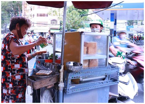 Món bánh mì tuổi thơ 'hiếm có khó tìm' giữa Sài Gòn"