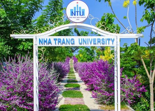 Ngôi trường có khuôn viên đẹp nhất Việt Nam, 4 mùa hoa nở, học phí siêu thấp mà sinh viên đi học ngày nào cũng ngỡ lạc vào resort