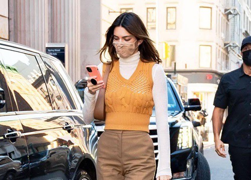 Nhìn Kendall Jenner mặc gì là biết món đồ nào sắp lên ngôi, có cả áo "đụng hàng" Jennie!