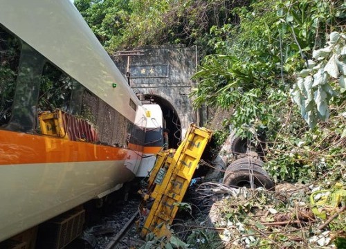 Tàu Đài Loan chạy 130 km/h khi đâm xe tải