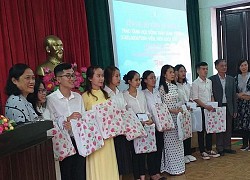 Trao 34 suất học bổng "Thắp sáng ước mơ" cho sinh viên Đại học Huế