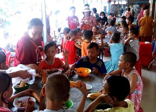 Trao quà tại Mái ấm chùa Bình An và Mái ấm Mây Ngàn