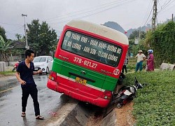 Va chạm xe máy, xe buýt lao vào bé gái lớp 4 bên đường