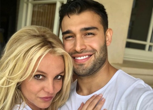 Britney Spears đi tiêm phòng Covid-19 cùng bạn trai