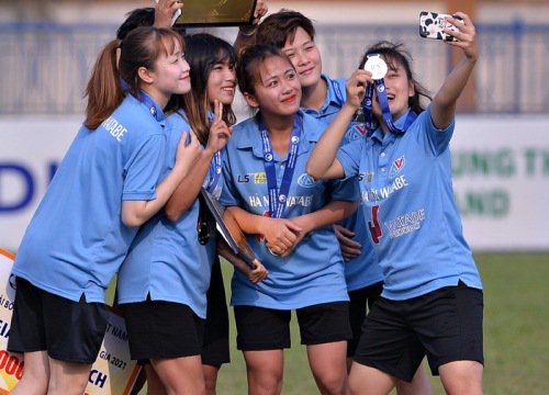 Dàn gái xinh rạng rỡ, đáng yêu trong ngày bế mạc giải bóng đá Nữ Vô địch U19 Quốc gia 2021