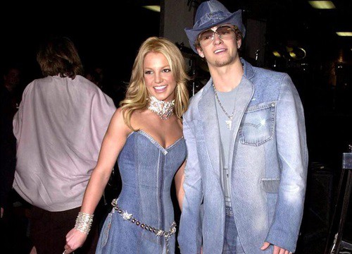 Denim và đan dệt - hai chất liệu "hot" nhất Xuân Hè năm nay, phủ sóng đến cả xu hướng giày