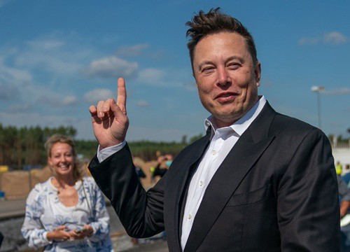 Elon Musk có thêm việc mới