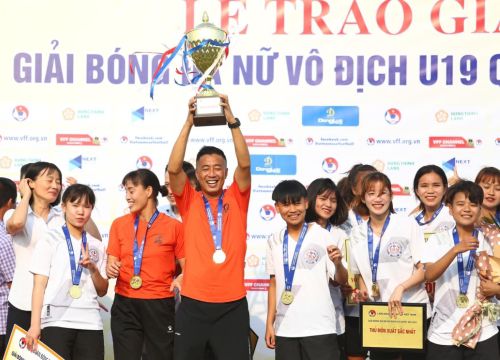 HLV U19 TKS Việt Nam vui mừng sau chức vô địch U19 nữ Quốc gia