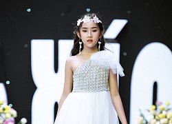 Mẫu nhí catwalk giữa vườn hoa