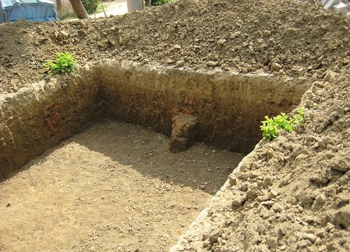 Nghi ngờ khối bê tông chôn sau nhà mình là kho báu, chàng trai quyết tâm đào lên đổi đời và cái kết buồn muốn khóc