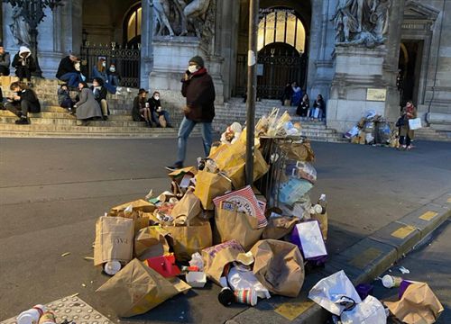 Những hình ảnh gây sốc cho thấy thành phố Paris hoa lệ "ngập trong rác" khiến cộng đồng mạng thất vọng tràn trề, chuyện gì đang xảy ra?