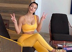 "Toang" chuyện vợ chồng nhưng Kim Kardashian vẫn chăm chỉ diện đôi dép "nhìn như miếng vỏ quýt" của Kanye West?