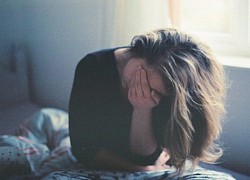 Bà ngoại mới mất vài hôm, bác dâu quỳ sụp xuống van xin khi tôi mở chiếc vali dưới gầm giường